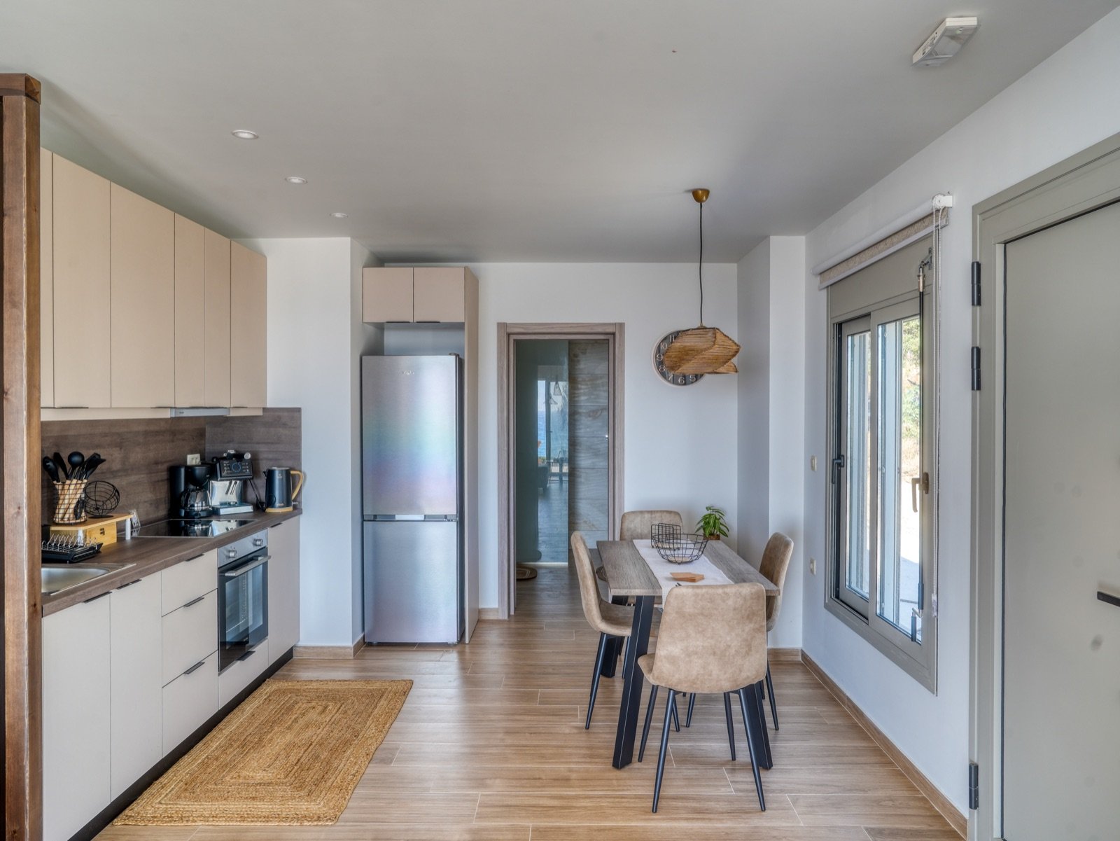 Fully equipped kitchen with dining table