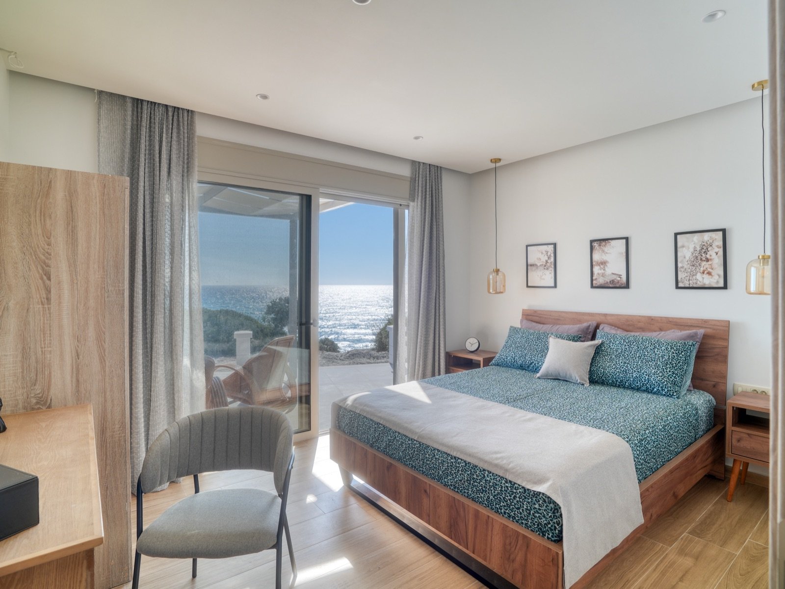 Master bedroom with double bed and sea view
