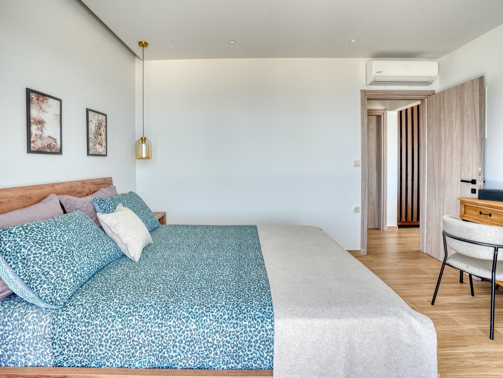 Bedroom with double bed and desk, opening to the terrace